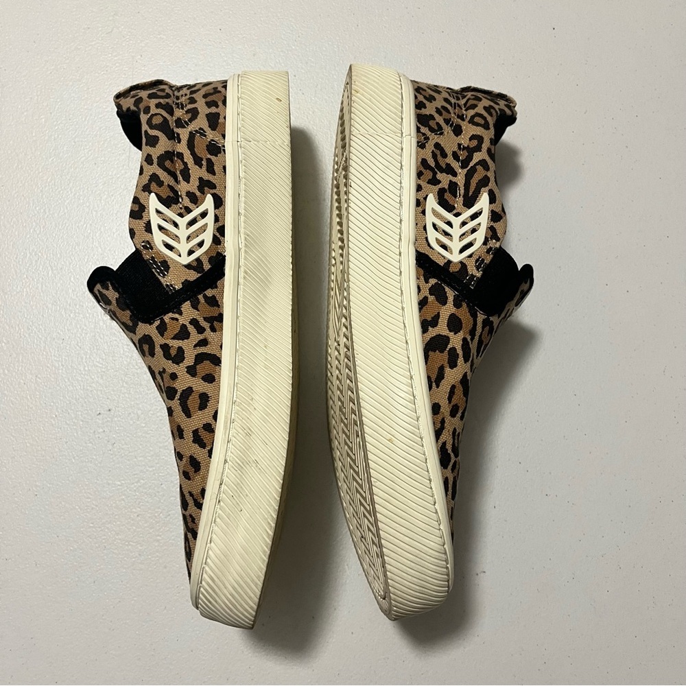 Cariuma Slip On Leopard Print Canvas Sneakers Sho… - image 4